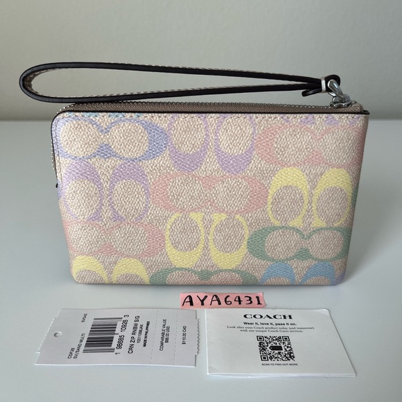 Coach Women Coach wristlet🎈🎈